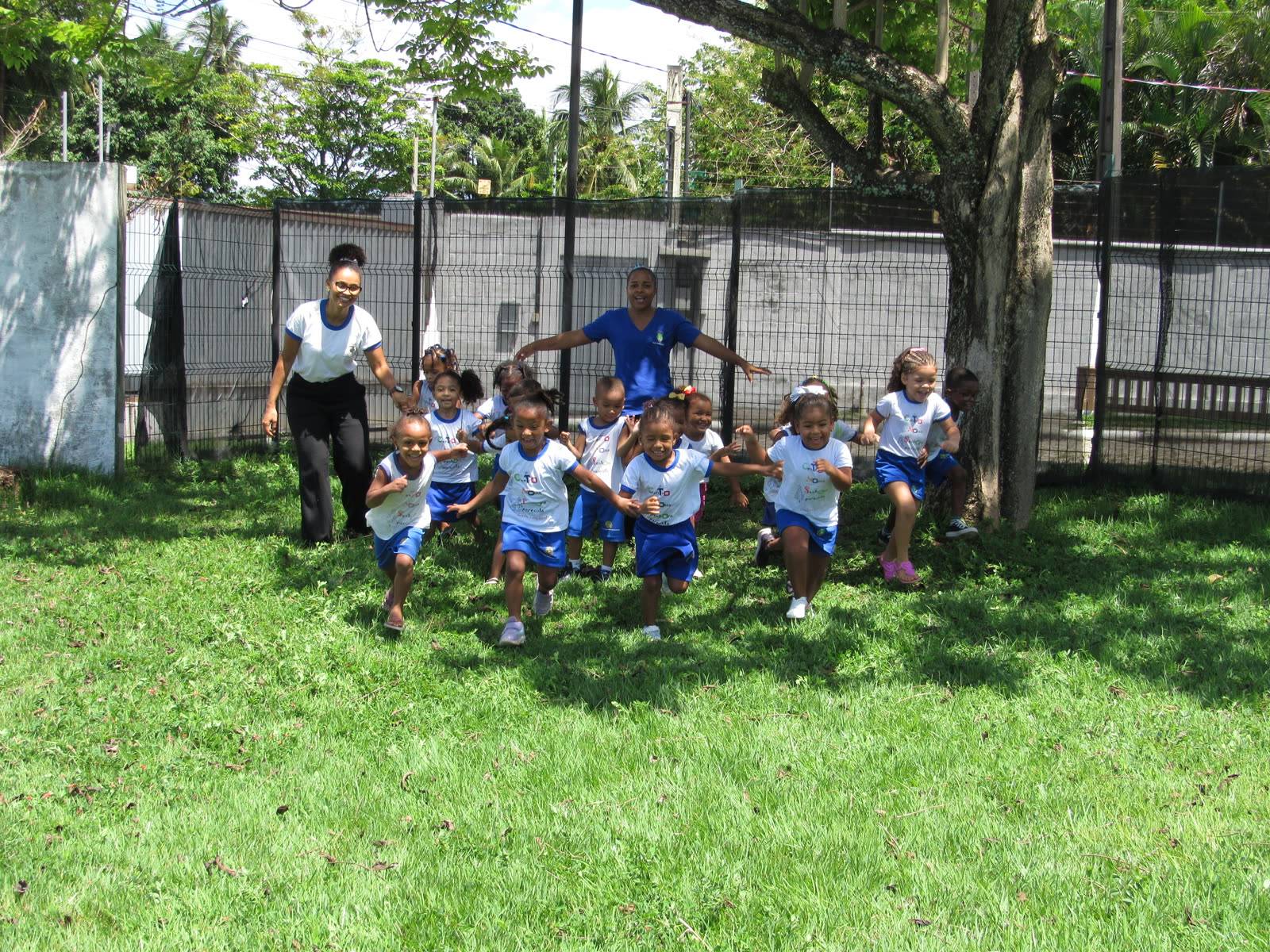 Crianças brincando no pátio