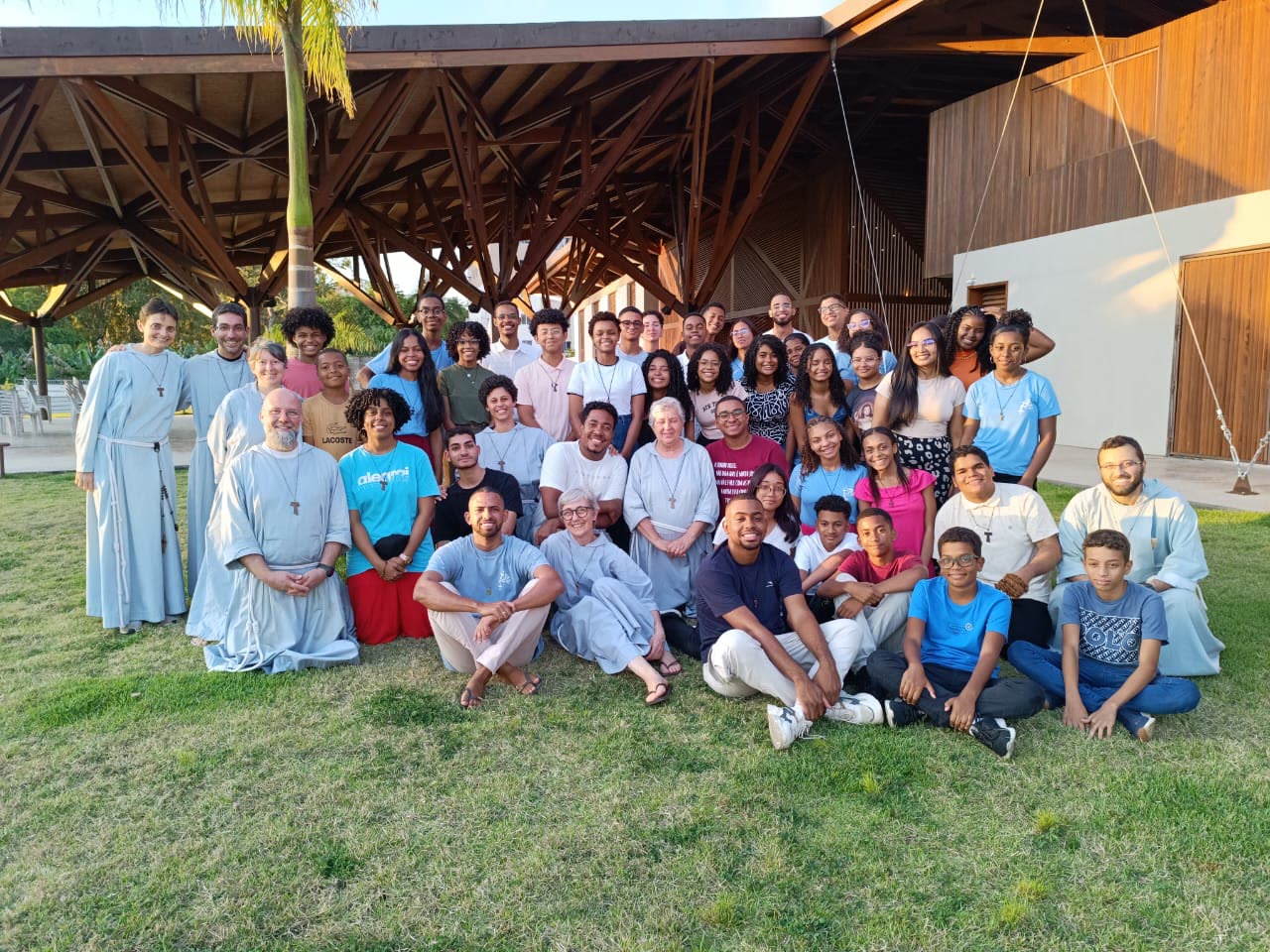 Os jovens de Betânia reunidos