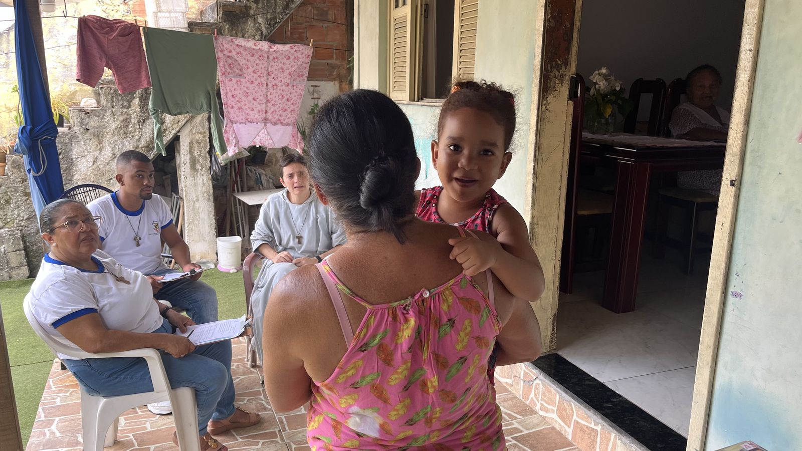 Conversa com uma família na sua casa