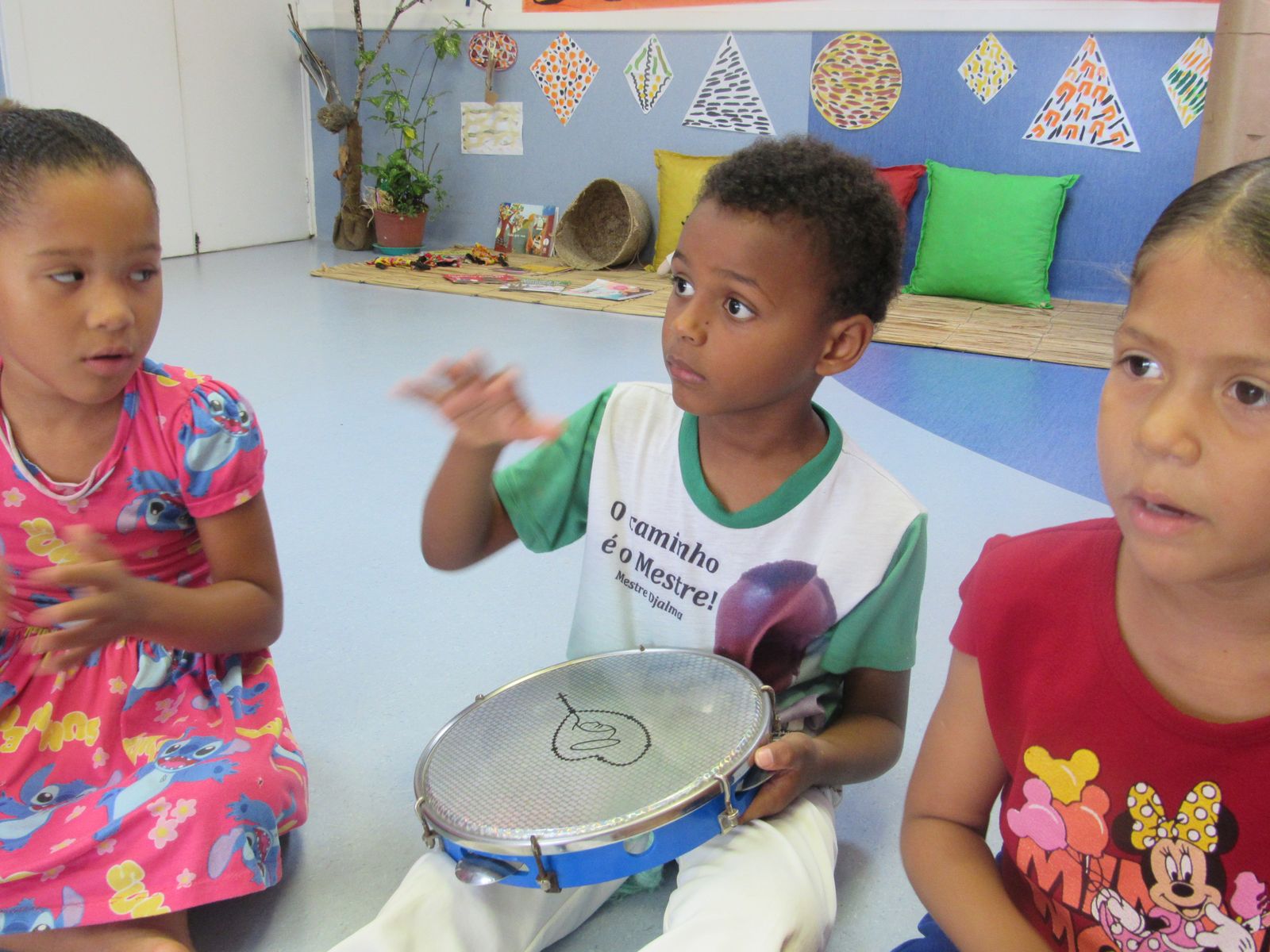 Kinder spielen Schlaginstrumente
