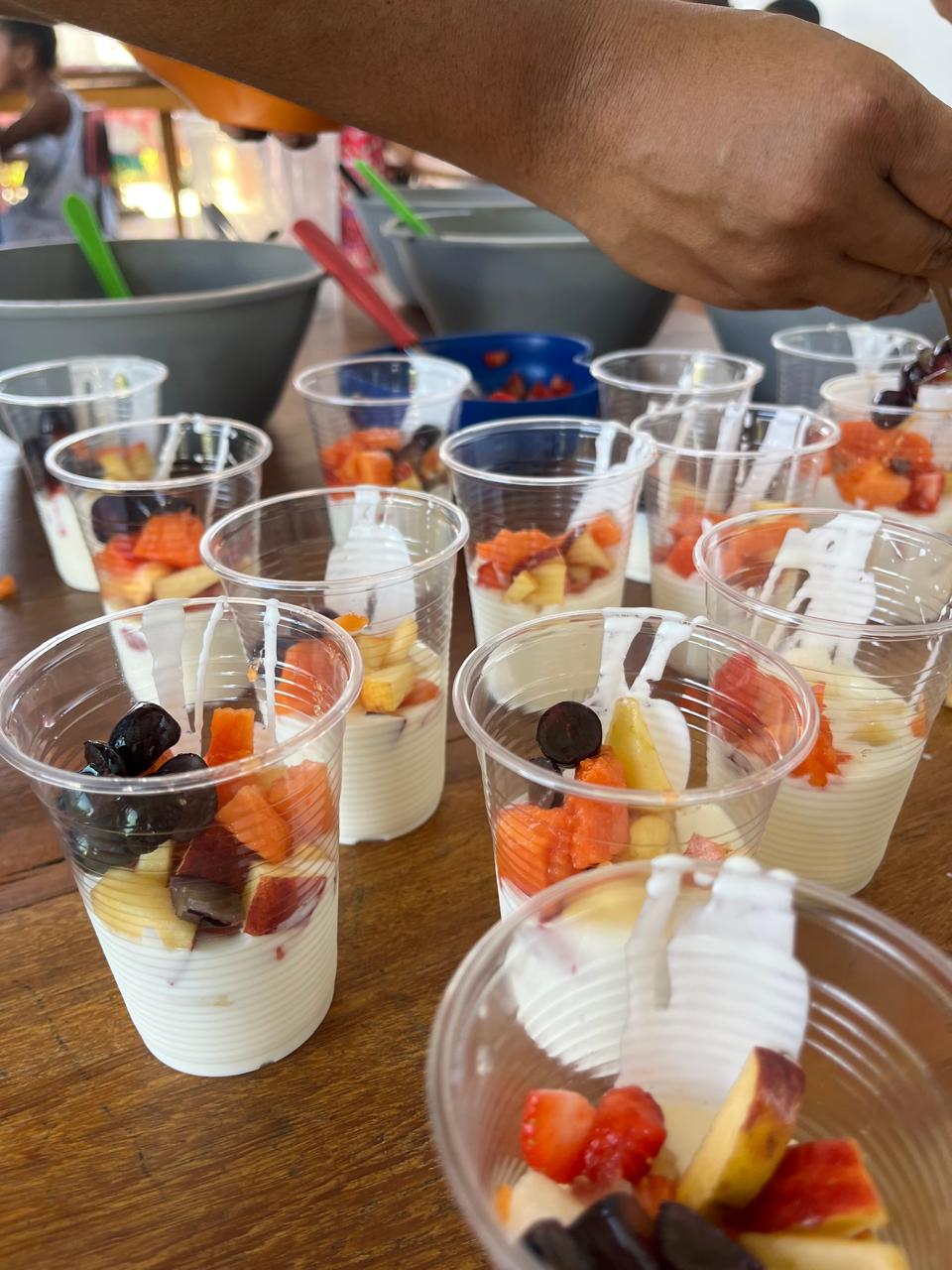 Copos de iogurte com frutas preparados pelas crianças