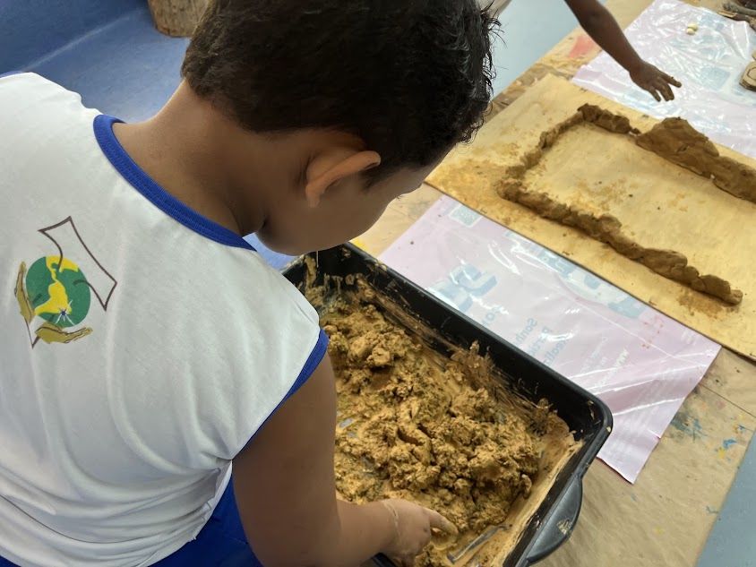 Criança explorando a argila