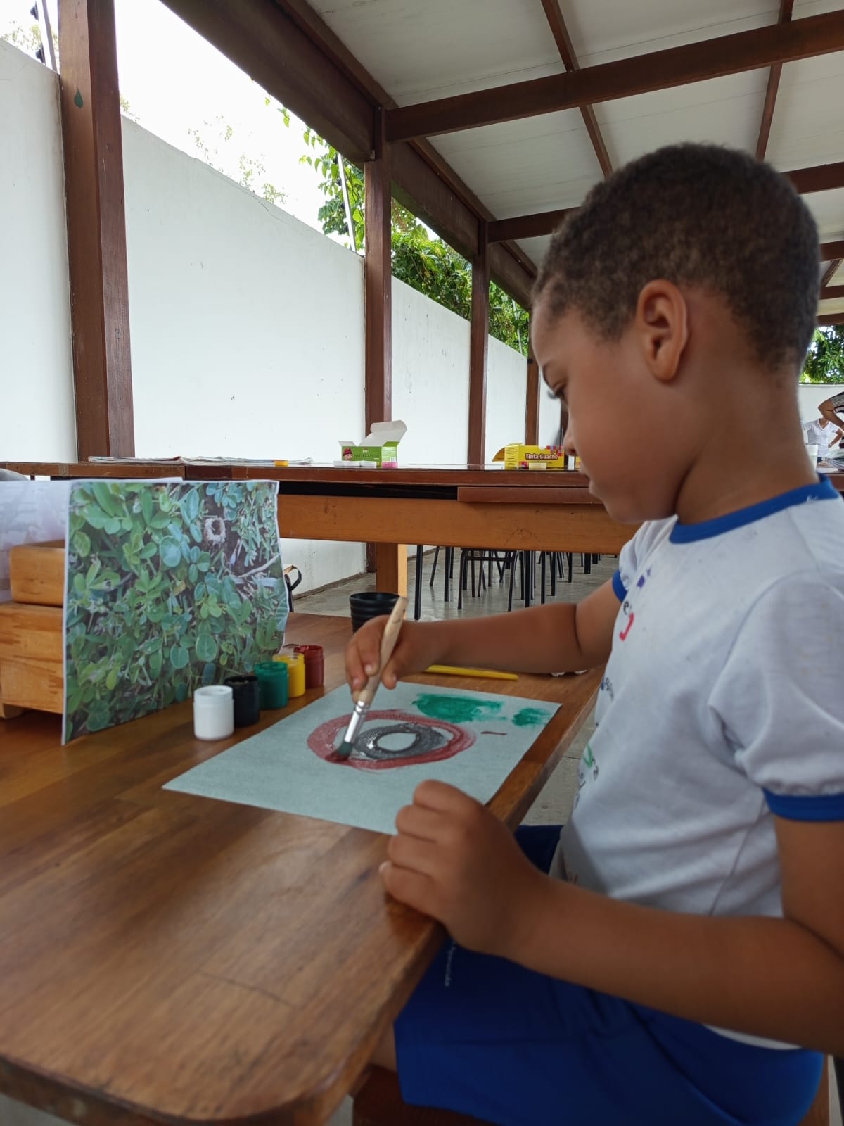Criança pintando no ateliê